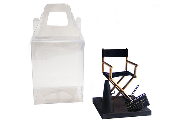 Miniatura de cadeira de diretor de cinema, claquete e megafone